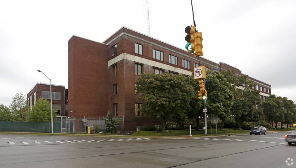 196 Cesar E Chavez Ave, Pontiac, MI à vendre - Photo du bâtiment - Image 2 de 3