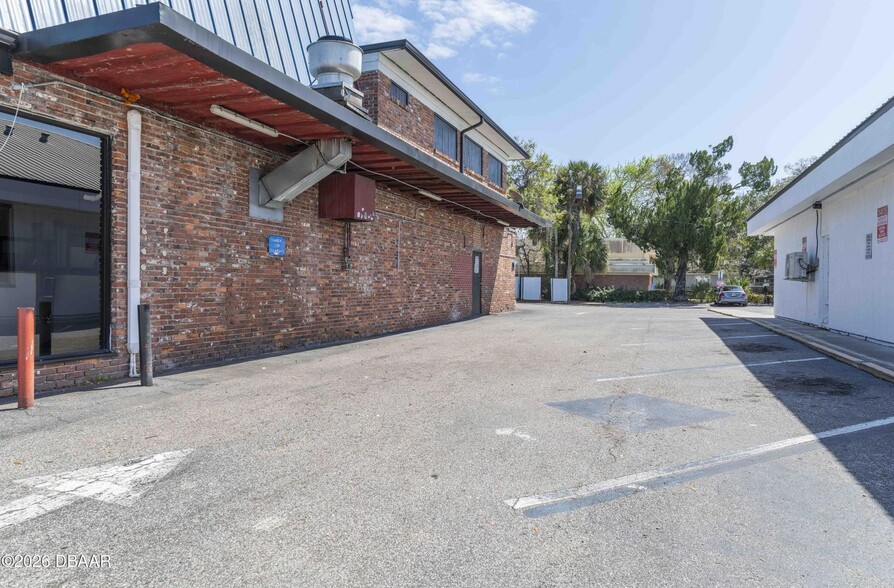 747 W International Speedway Blvd, Daytona Beach, FL for lease - Building Photo - Image 2 of 14