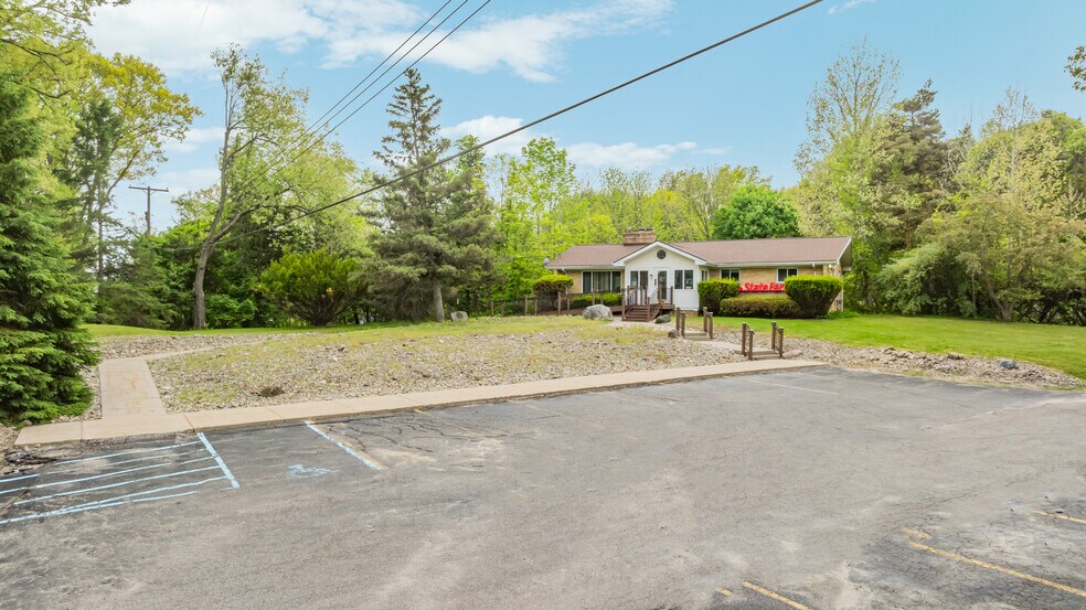 7217 Sashabaw Rd, Village of Clarkston, MI à vendre - Photo du bâtiment - Image 3 de 26