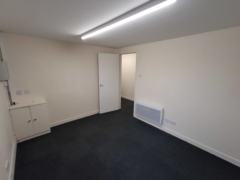 50 Dickson St, Dunfermline for lease - Building Photo - Image 3 of 4