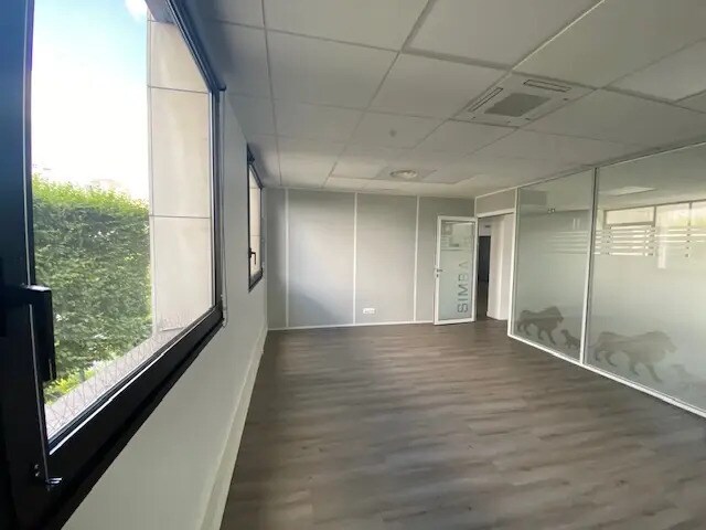 Bureau dans Saint-Gratien à louer - Photo du bâtiment - Image 3 de 6