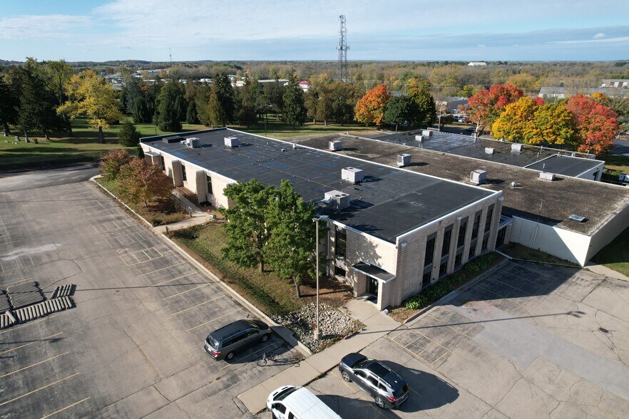 1233 Janesville Ave, Fort Atkinson, WI à louer - Photo du bâtiment - Image 1 de 7