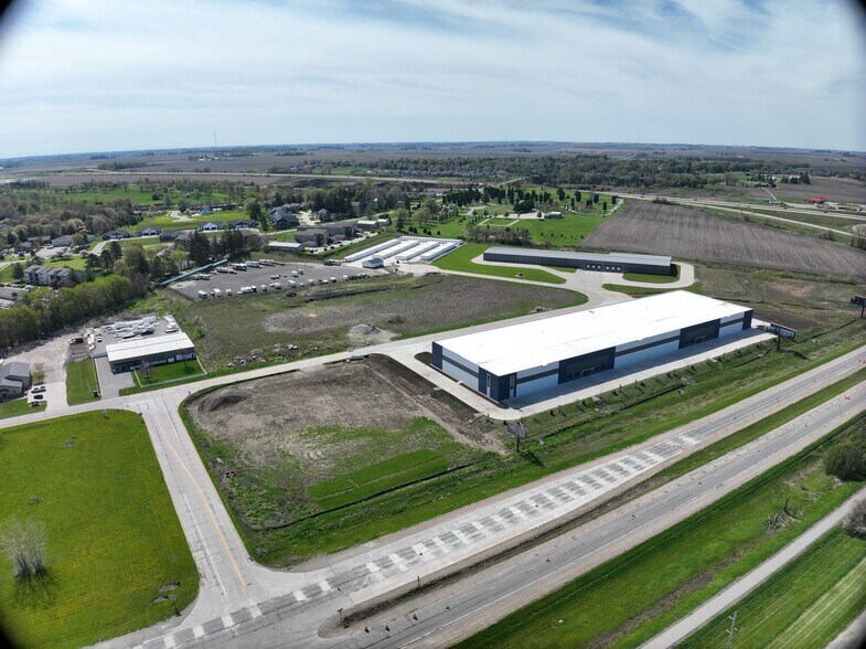 3455 Marnie Ave, Waterloo, IA à vendre - Photo du bâtiment - Image 2 de 4