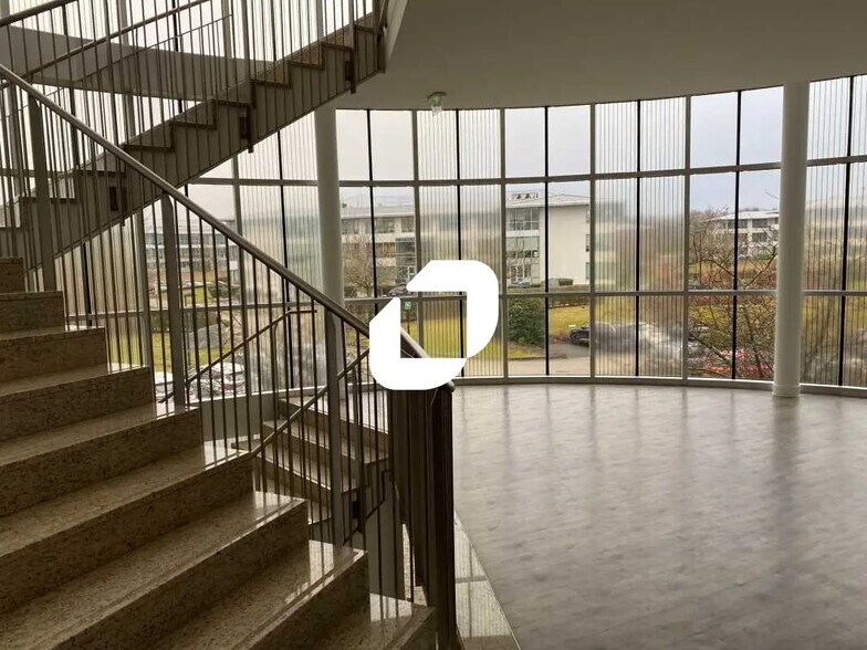 Bureau dans Voisins-le-Bretonneux à louer - Photo intérieure - Image 2 de 29