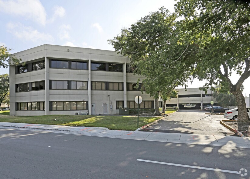 3401-3409 NW 82nd Ave, Doral, FL à louer - Photo du bâtiment - Image 2 de 9