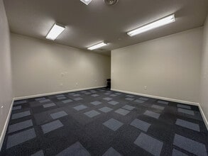 386 S Koke Mill Rd, Springfield, IL for lease Interior Photo- Image 2 of 2