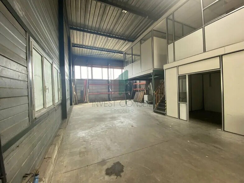 Flex dans Le Plessis-Bouchard à louer - Photo du bâtiment - Image 3 de 9