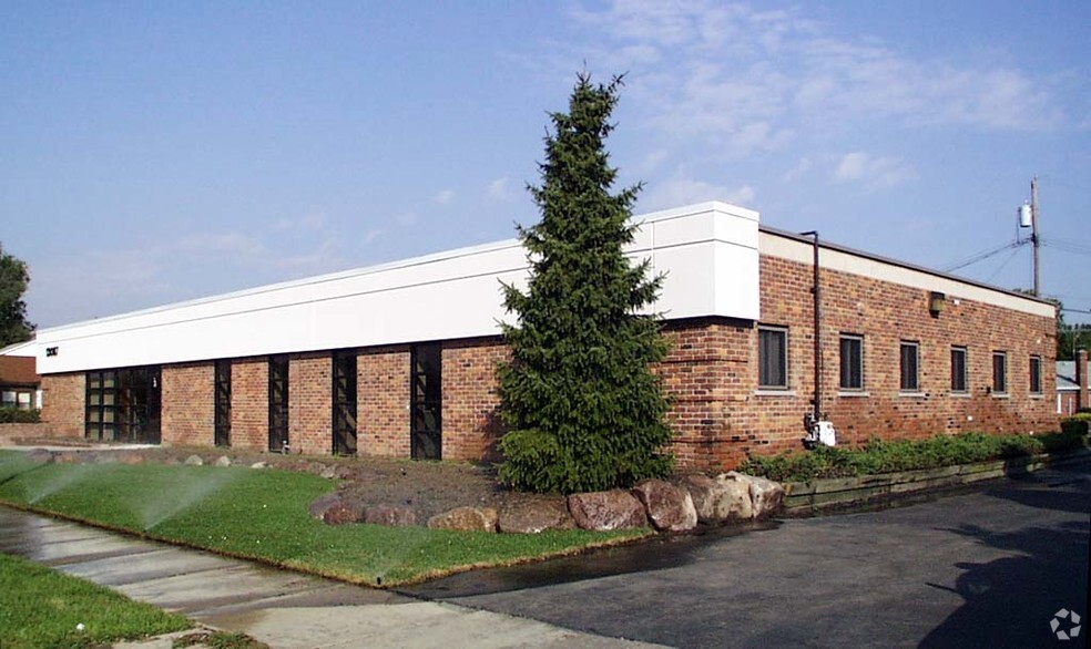 13087 E 11 Mile Rd, Warren, MI for sale - Building Photo - Image 1 of 1