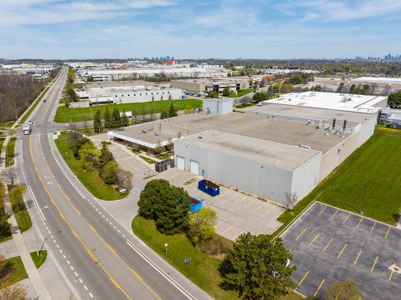 2830 Plymouth Dr, Oakville, ON à vendre - Photo du bâtiment - Image 2 de 7
