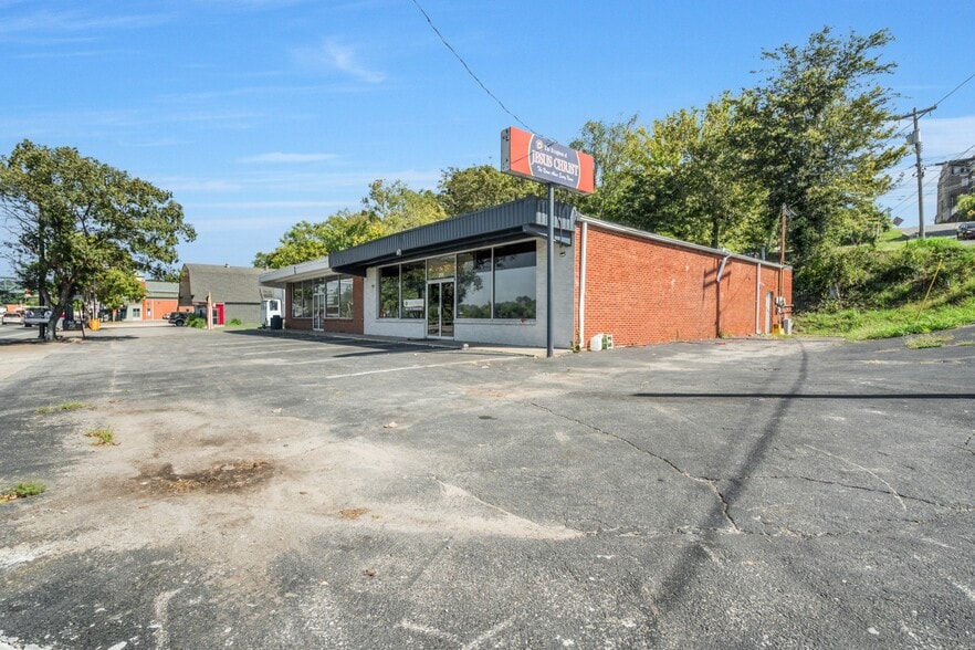 207 N Riverside Dr, Clarksville, TN à vendre - Photo du bâtiment - Image 3 de 36