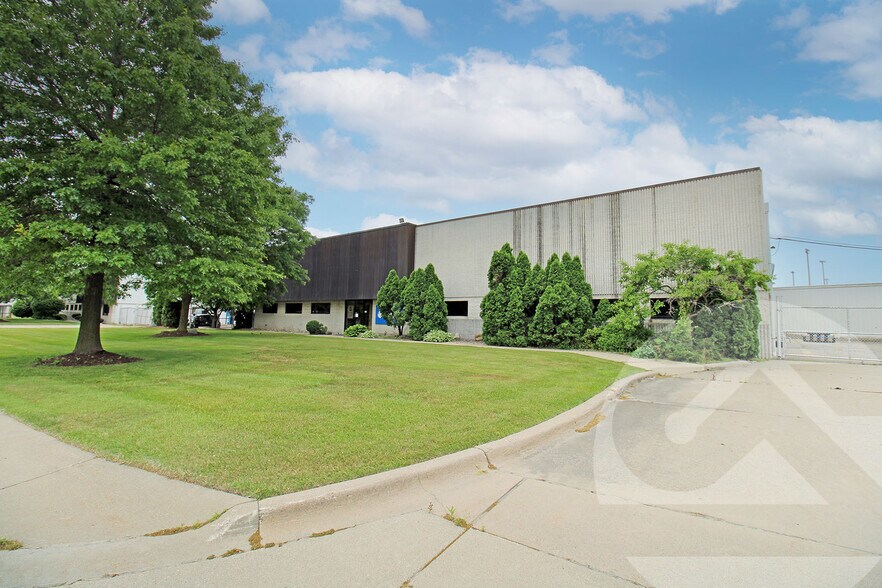 33140 Fisher Dr, Saint Clair Shores, MI for sale - Building Photo - Image 1 of 7