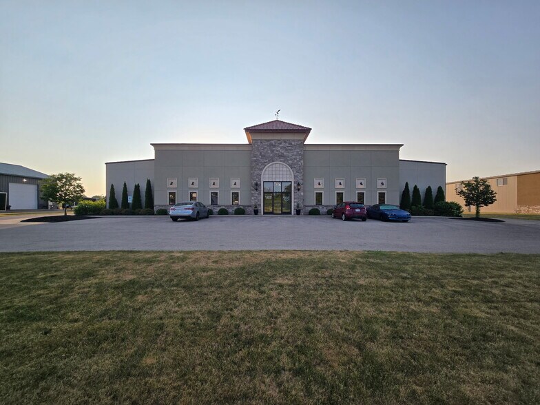 1525 Country Club Pky, Elkhorn, WI à vendre - Photo du bâtiment - Image 1 de 10
