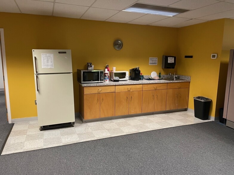 110 Vista Centre Dr, Forest, VA for lease - Interior Photo - Image 2 of 7