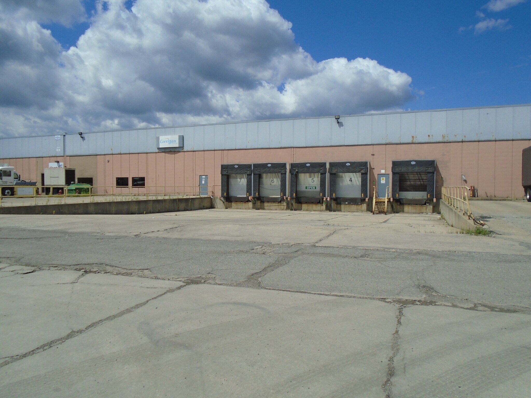 32500 Van Born Rd, Wayne, MI à louer Photo principale- Image 1 de 11