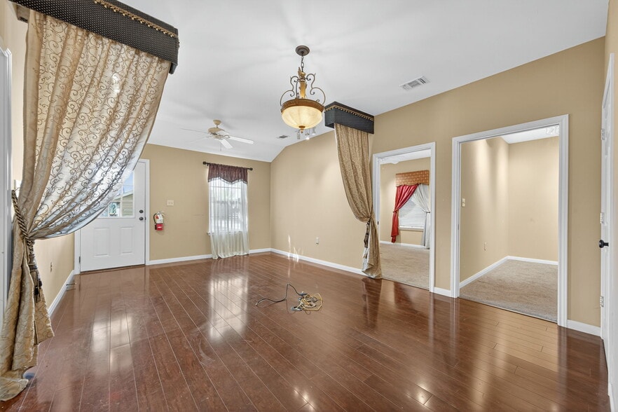 930 E Blanco Rd, Boerne, TX for lease - Building Photo - Image 1 of 22