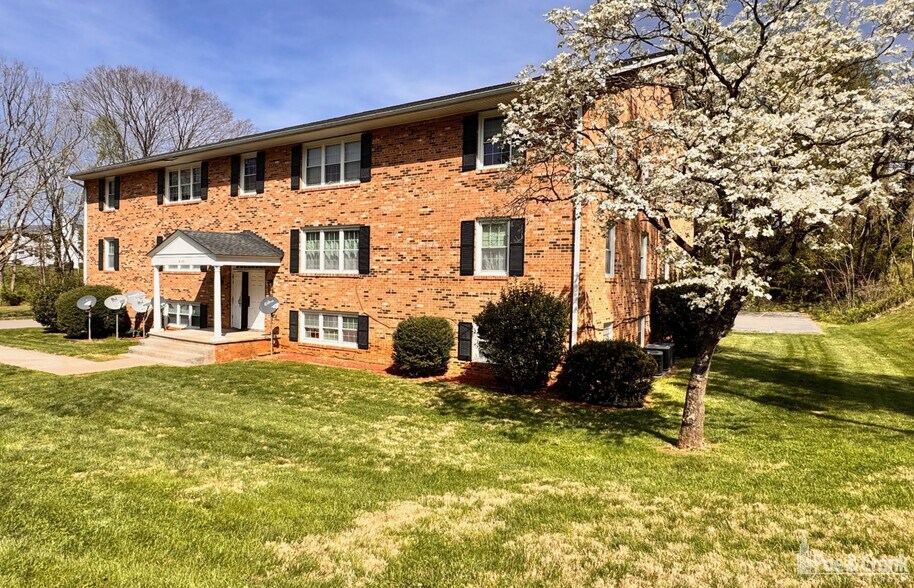 6154 Darby Rd, Roanoke, VA à vendre - Photo du bâtiment - Image 2 de 10