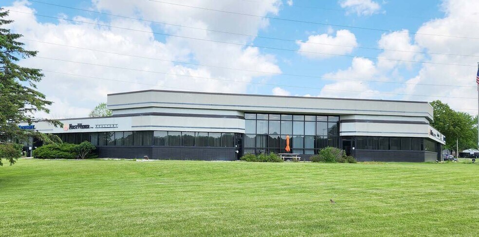 1507 E Sunset Dr, Waukesha, WI for lease - Building Photo - Image 3 of 10