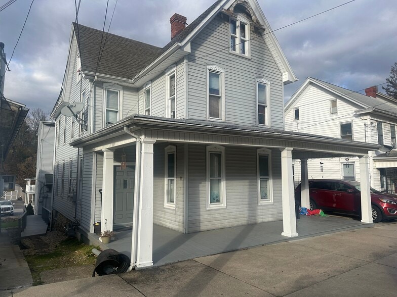 142 W Main St, Windsor, PA for sale - Primary Photo - Image 1 of 26