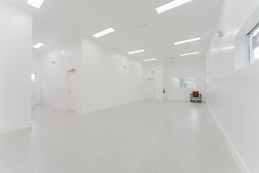 654 NW 22nd Rd, Fort Lauderdale, FL à vendre - Photo du bâtiment - Image 2 de 13