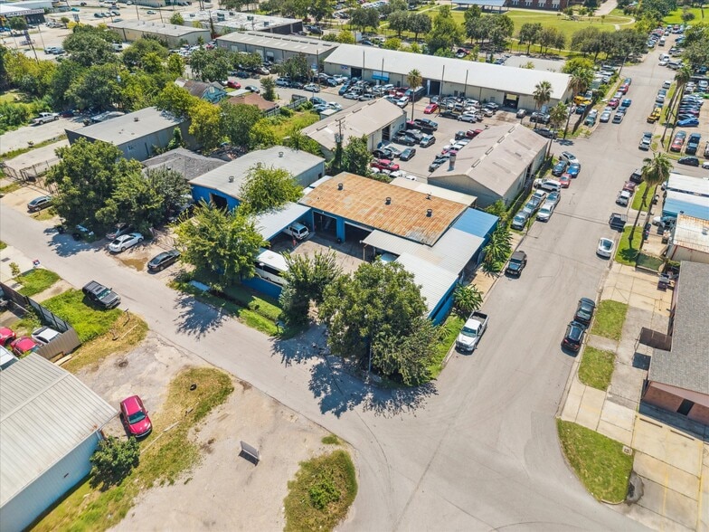 8921 Daffodil St, Houston, TX à vendre - Photo du bâtiment - Image 3 de 76
