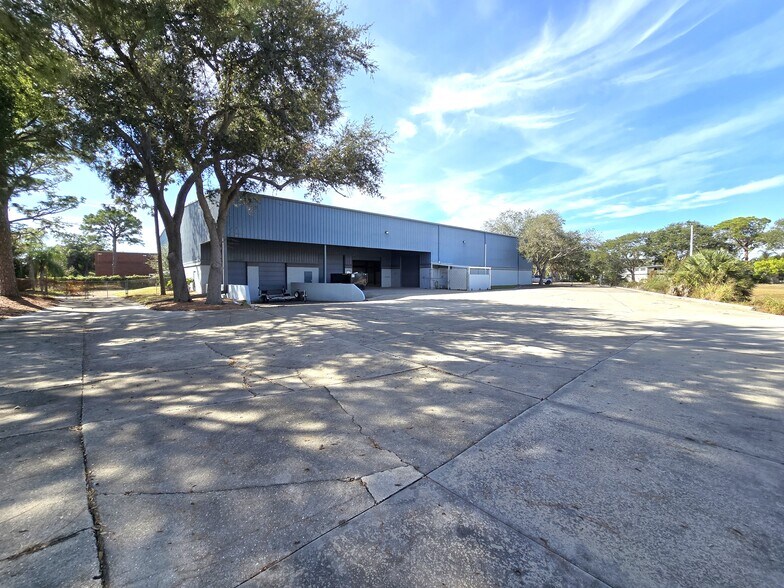 6464 Parkland Dr, Sarasota, FL à louer - Photo du bâtiment - Image 3 de 6