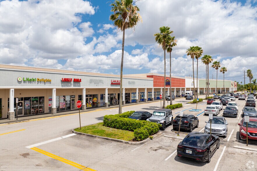 10101-10501 Pines Blvd, Pembroke Pines, FL à louer - Photo du bâtiment - Image 2 de 12