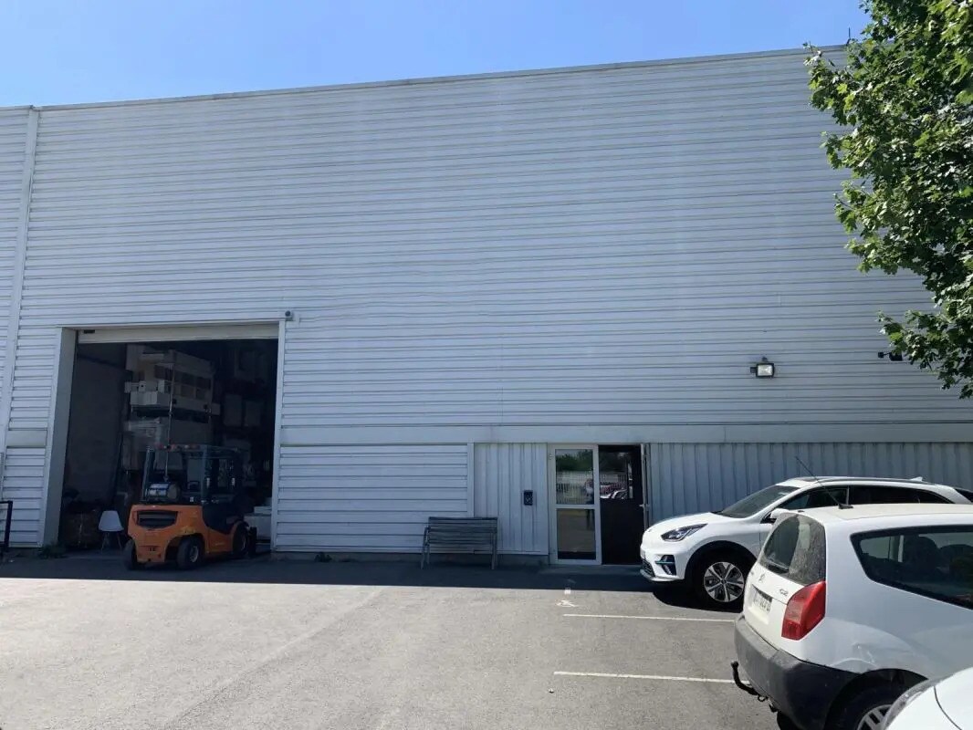 Office in Morangis for lease Building Photo- Image 1 of 11