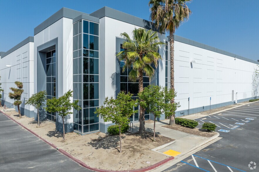 2470 W Lugonia Ave, Redlands, CA à louer - Photo du bâtiment - Image 2 de 8