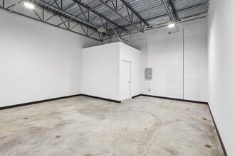 1105 Colorado Ln, Arlington, TX for lease Interior Photo- Image 2 of 5