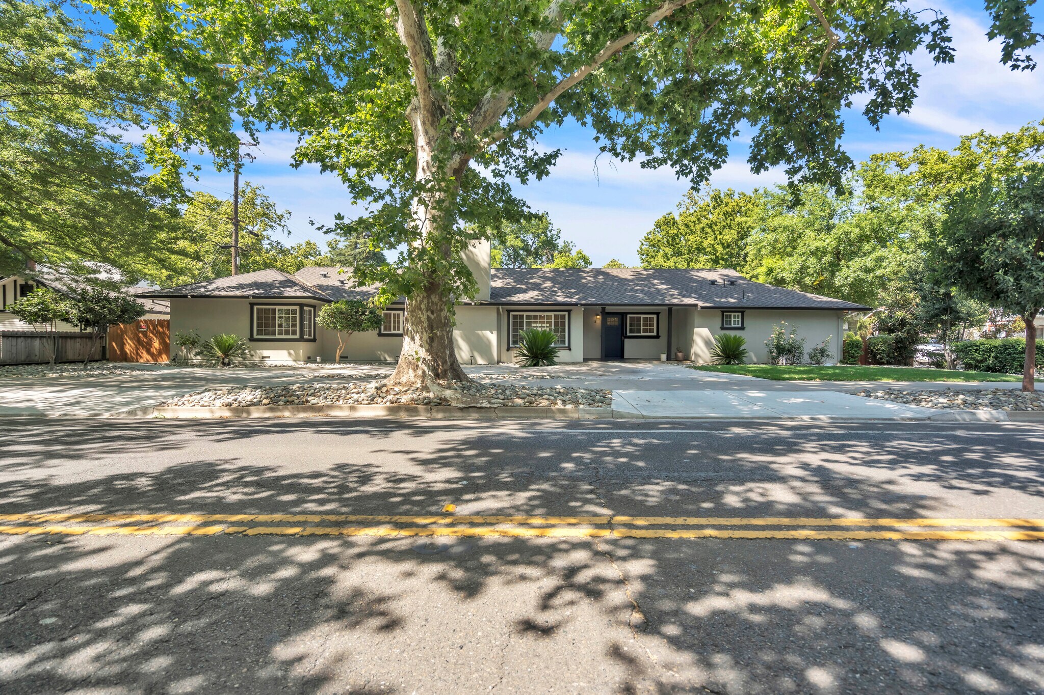 3631 H St, Sacramento, CA à vendre Photo principale- Image 1 de 1