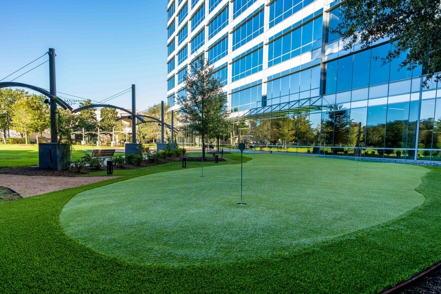 2050 W Sam Houston Pky S, Houston, TX à louer - Photo du bâtiment - Image 3 de 7