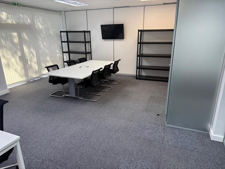 1-2 Eversley Way, Egham for lease - Building Photo - Image 3 of 8