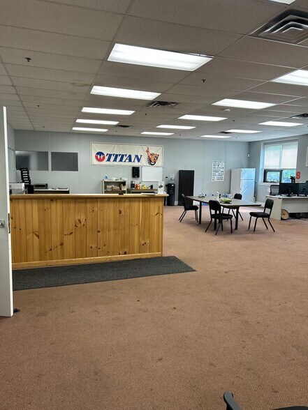 414 Continuum Dr, Liverpool, NY à vendre - Photo du bâtiment - Image 3 de 4