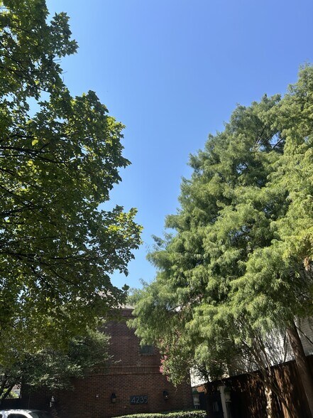 4235 Gilbert Ave, Dallas, TX à vendre - Photo du bâtiment - Image 3 de 3