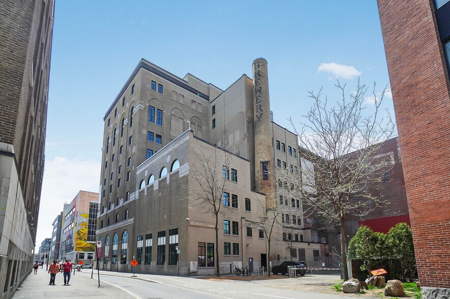 355 Rue Peel, Montréal, QC à louer - Photo du bâtiment - Image 2 de 7