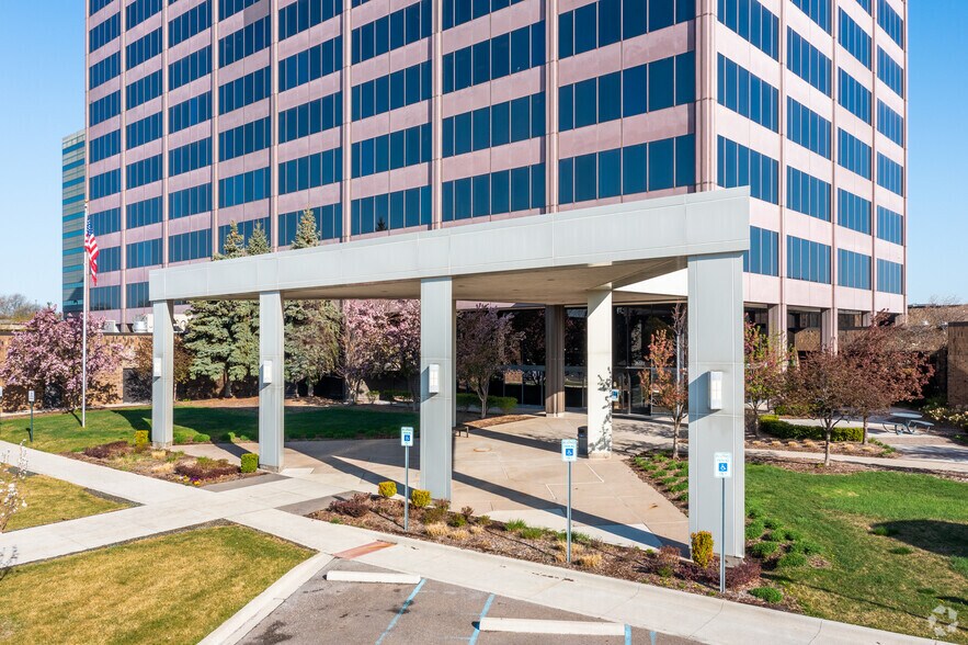 26555 Evergreen Rd, Southfield, MI à louer - Photo du bâtiment - Image 2 de 12