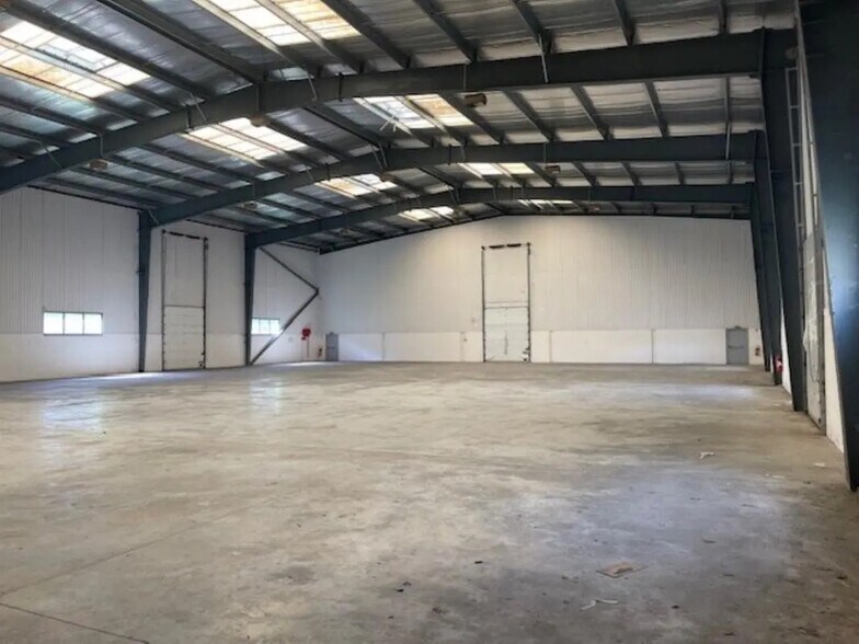 Flex in Mauguio for lease - Building Photo - Image 2 of 15