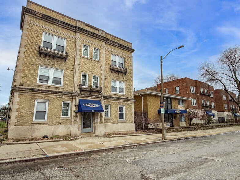 Marquee Place portefeuille de 5 propriétés à vendre sur LoopNet.ca - Photo du bâtiment - Image 2 de 7