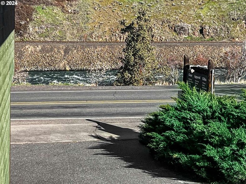 599 S Highway 197, Maupin, OR à louer - Photo du bâtiment - Image 3 de 17