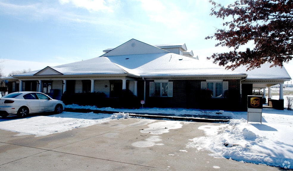 105 E Amity St, Louisburg, KS for lease - Building Photo - Image 2 of 7