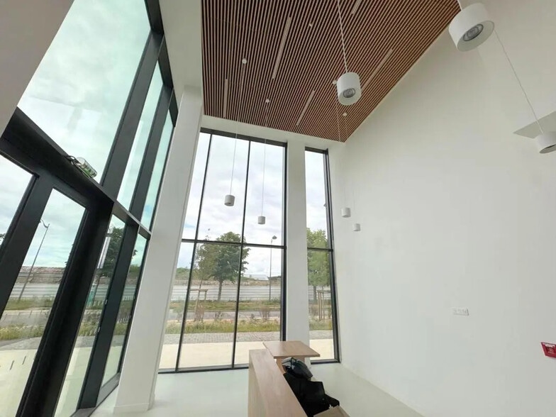 Office in Versailles for lease - Lobby - Image 2 of 15