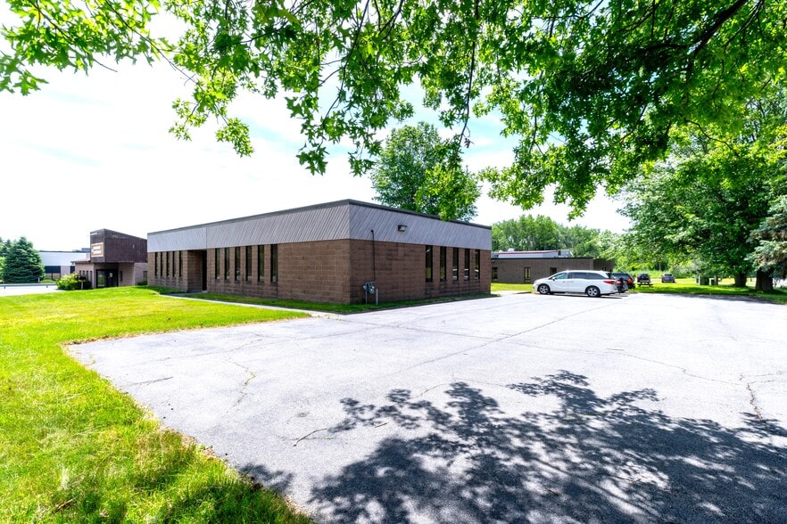 5982 E Molloy Rd, Mattydale, NY for sale - Primary Photo - Image 1 of 24
