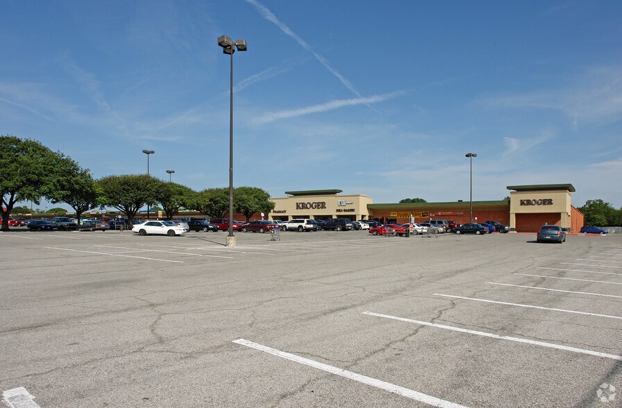 655-700 W Illinois Ave, Dallas, TX à louer - Photo du bâtiment - Image 2 de 27