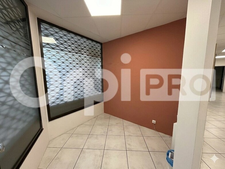 Retail in Montlhéry for sale - Interior Photo - Image 2 of 6