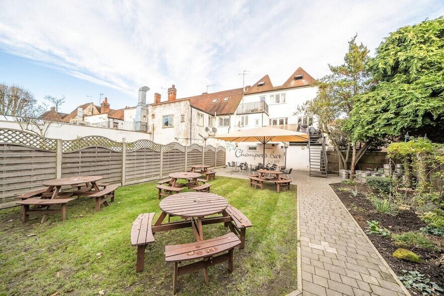 184 Field End Rd, Pinner à vendre - Photo du bâtiment - Image 3 de 16