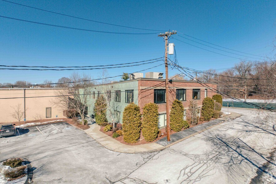 77 Rumford Ave, Waltham, MA à louer - Photo du bâtiment - Image 2 de 5