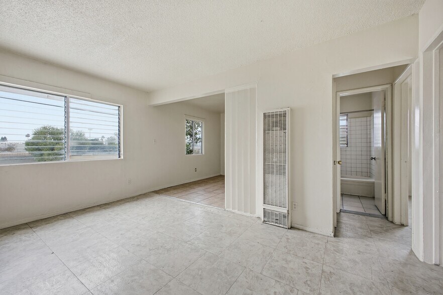 5914 S Hoover St, Los Angeles, CA à vendre - Photo du bâtiment - Image 2 de 6