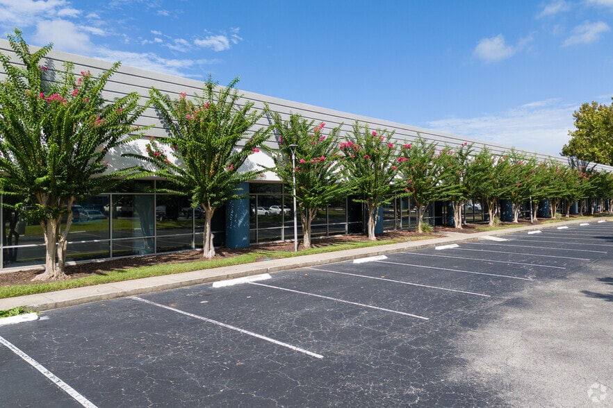 3728 Philips Hwy, Jacksonville, FL for lease - Building Photo - Image 1 of 18