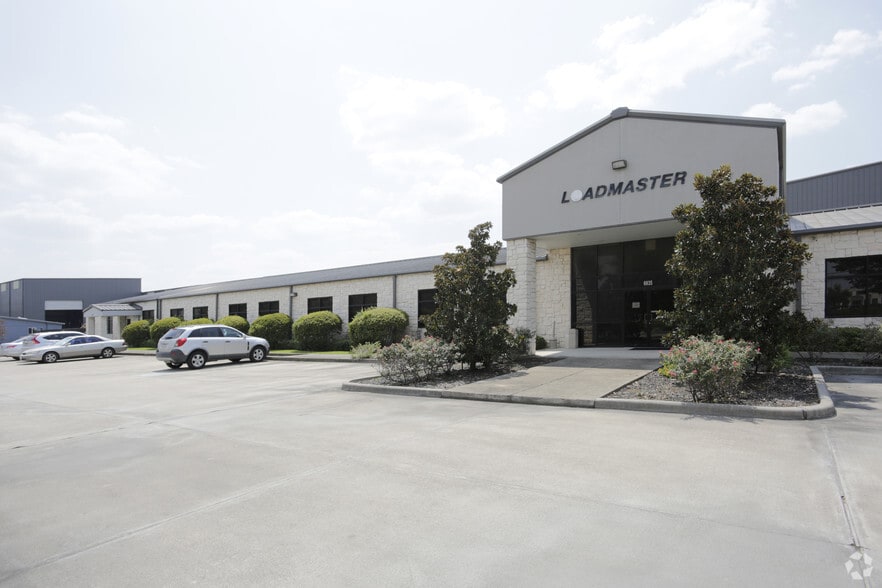 6935 Brittmoore Rd, Houston, TX for lease - Building Photo - Image 3 of 39