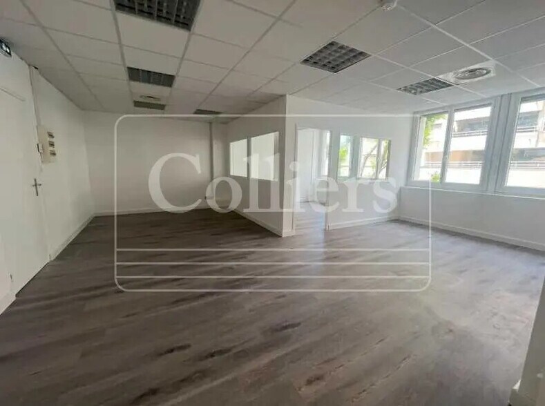 Office in Marseille for lease - Interior Photo - Image 2 of 7